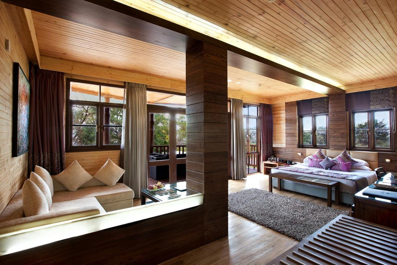 Aamby Valley City Lonavala Buitenkant foto A suite at the hotel