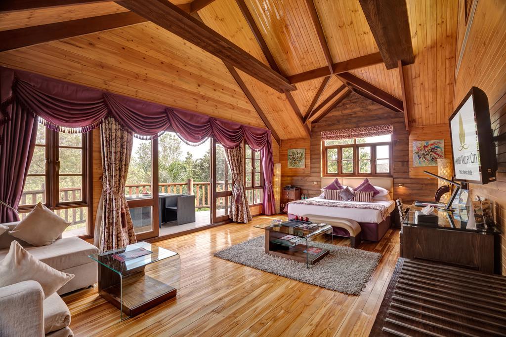 Aamby Valley City Lonavala Kamer foto A bedroom at the resort