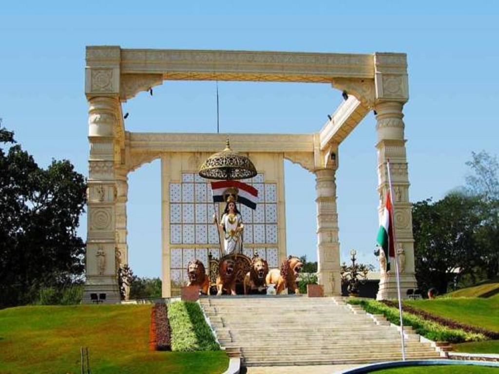 Aamby Valley City Lonavala Buitenkant foto The statue of King Hussein