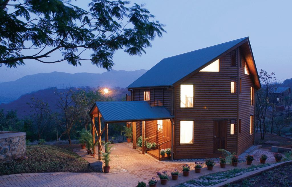Aamby Valley City Lonavala Buitenkant foto A log cabin in the resort
