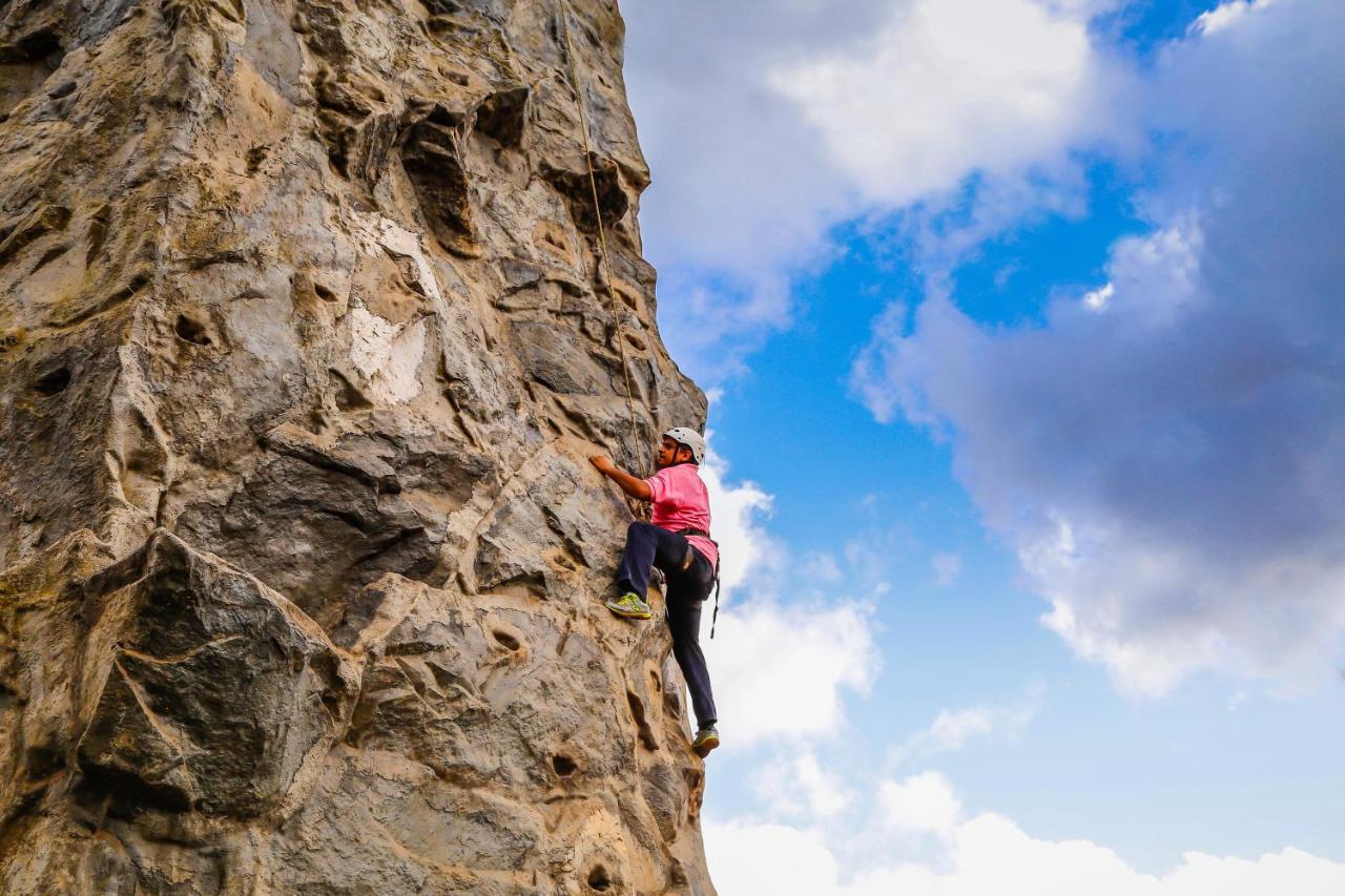 Aamby Valley City Lonavala Buitenkant foto Rock climbing in the Sierra de Guadarrama