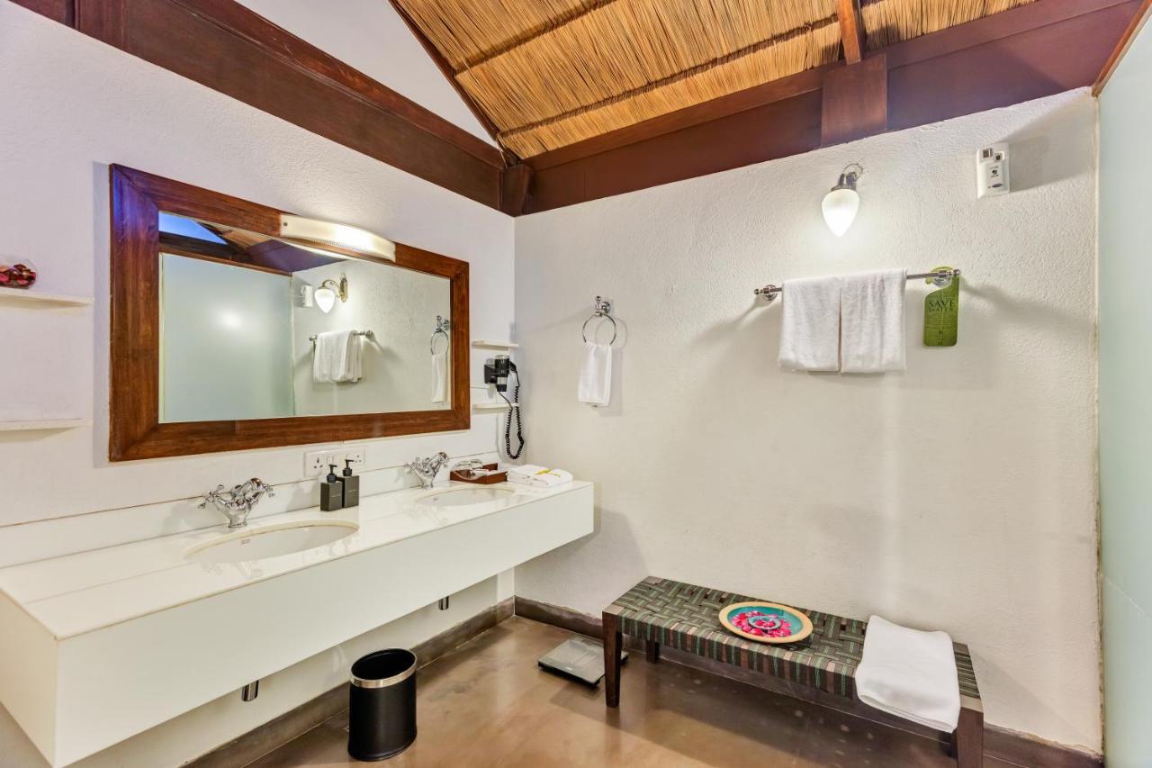 Aamby Valley City Lonavala Kamer foto Bathroom of a Deluxe Ocean View Room