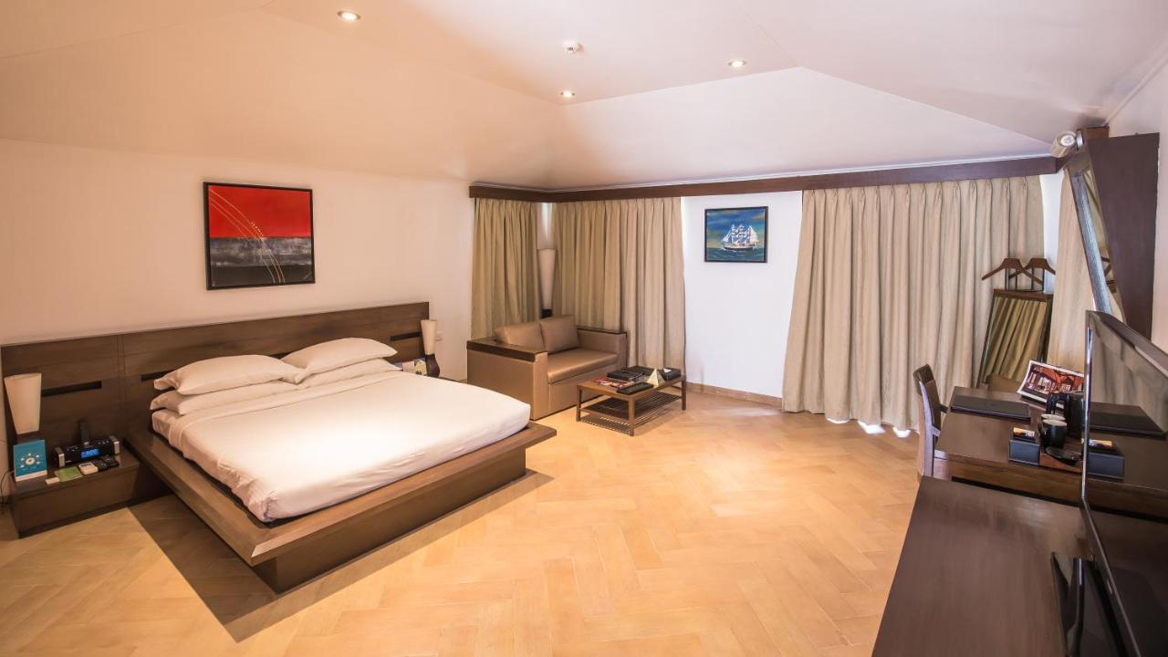 Aamby Valley City Lonavala Buitenkant foto A room at the hotel